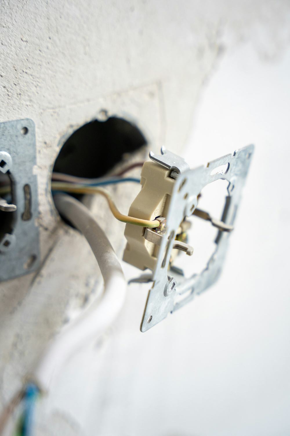 Pose d'une prise électrique encastrée dans un mur