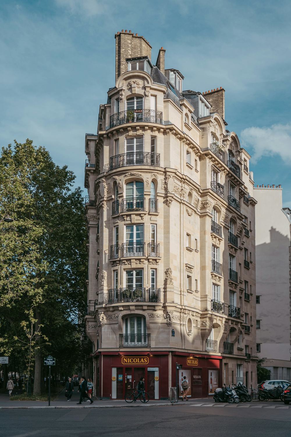 Immeuble haussmannien à l'angle de deux rues