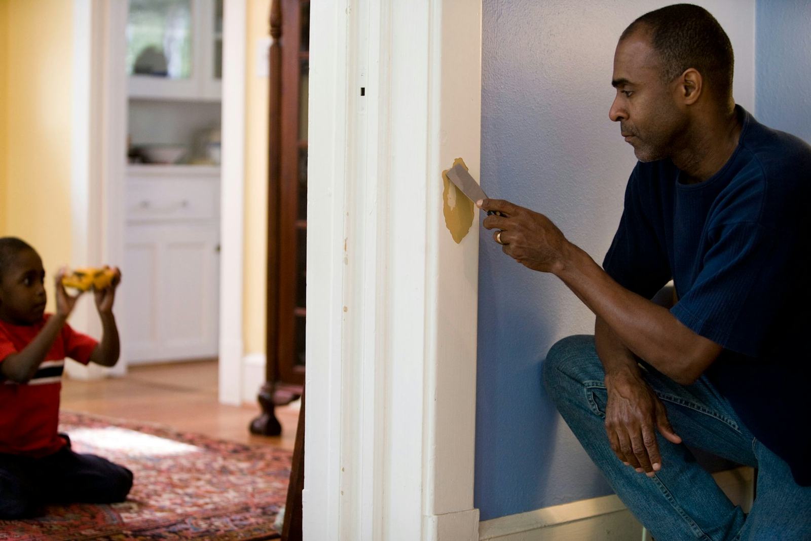 Artisan travaillant sur un encadrement de porte