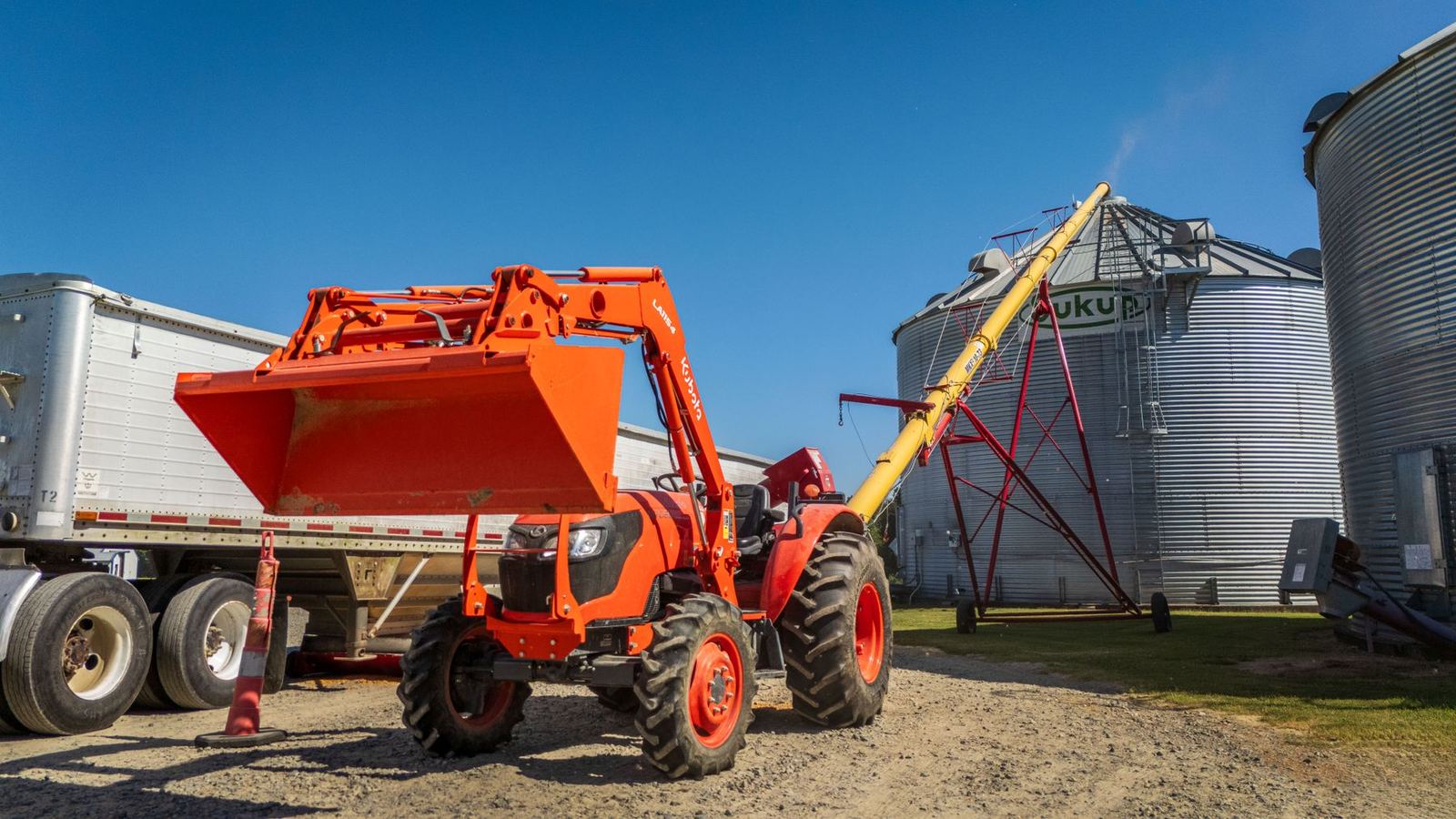 Tracteur Kubota équipé d'un chargeur frontal