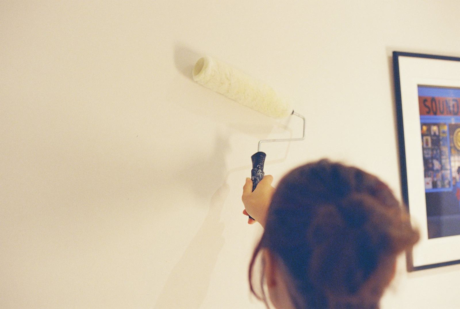 Peinture d'un mur blanc au rouleau